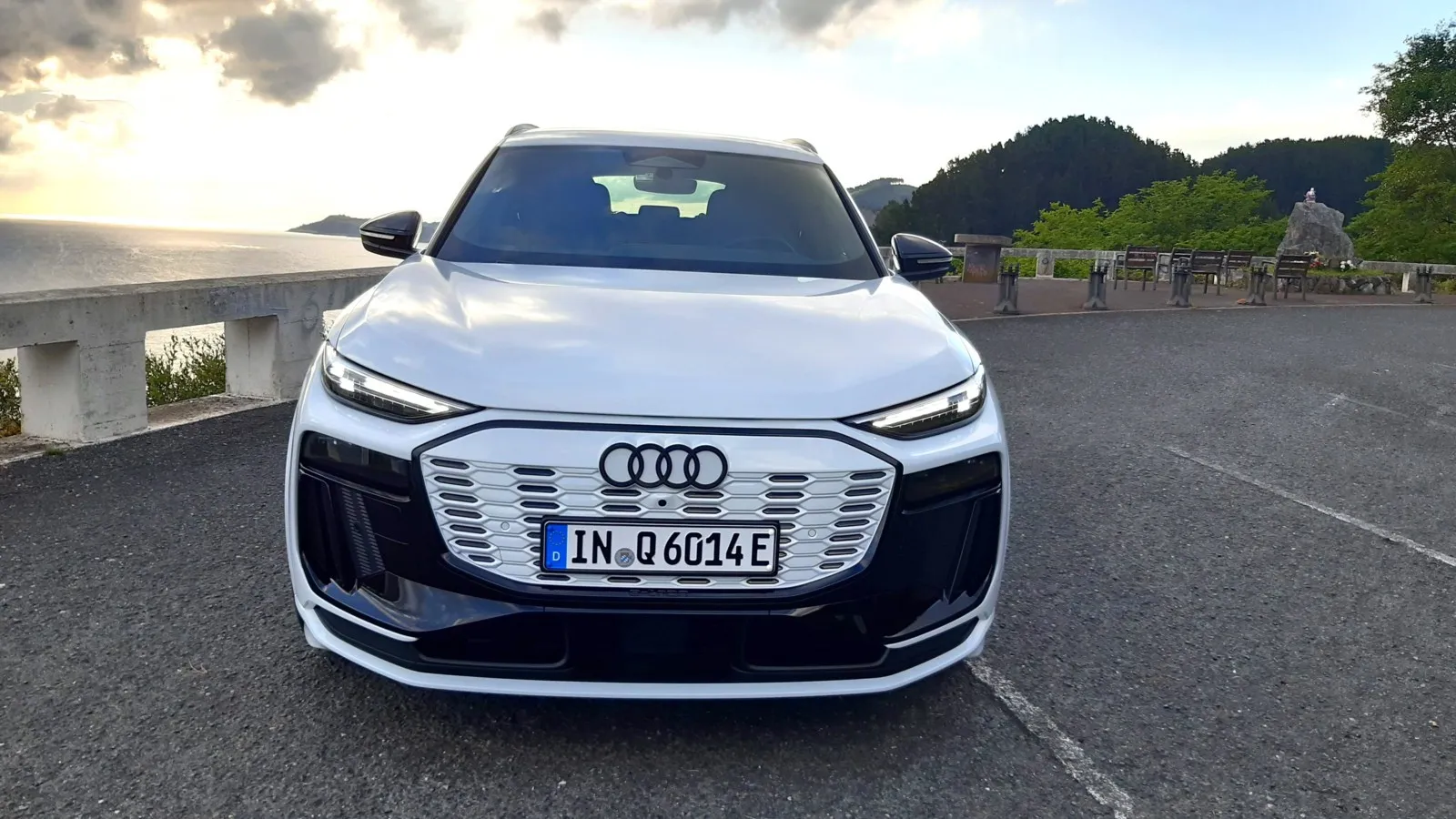 Der Q6 e-tron zeigt das typische Audi-Gesicht mit großem, geschlossenem Singleframe-Grill.