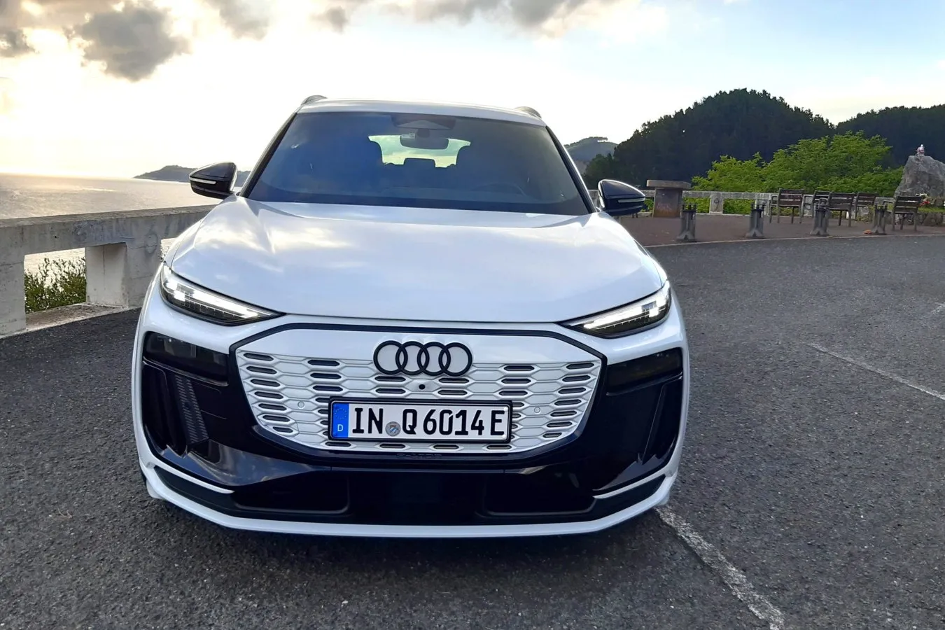 Der Q6 e-tron zeigt das typische Audi-Gesicht mit großem, geschlossenem Singleframe-Grill.