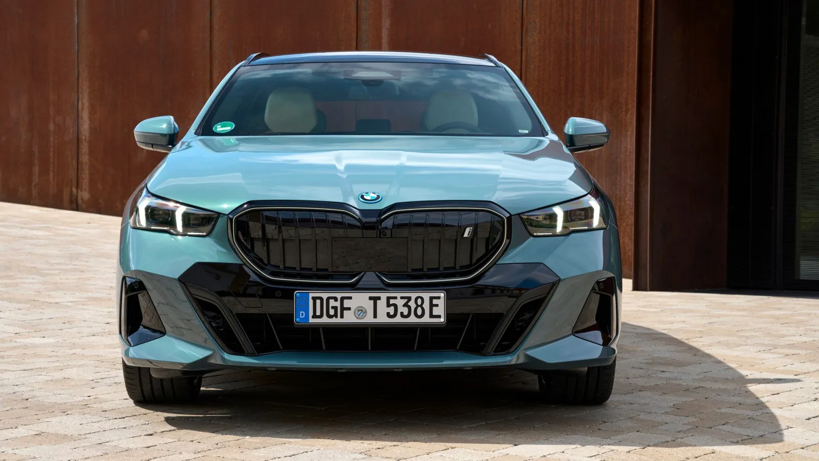 Bei den Stromern stehen zum Marktstart die Basisversion i5 eDrive40 Touring und das Topmodel i5 M60 xDrive Touring ans Netz.