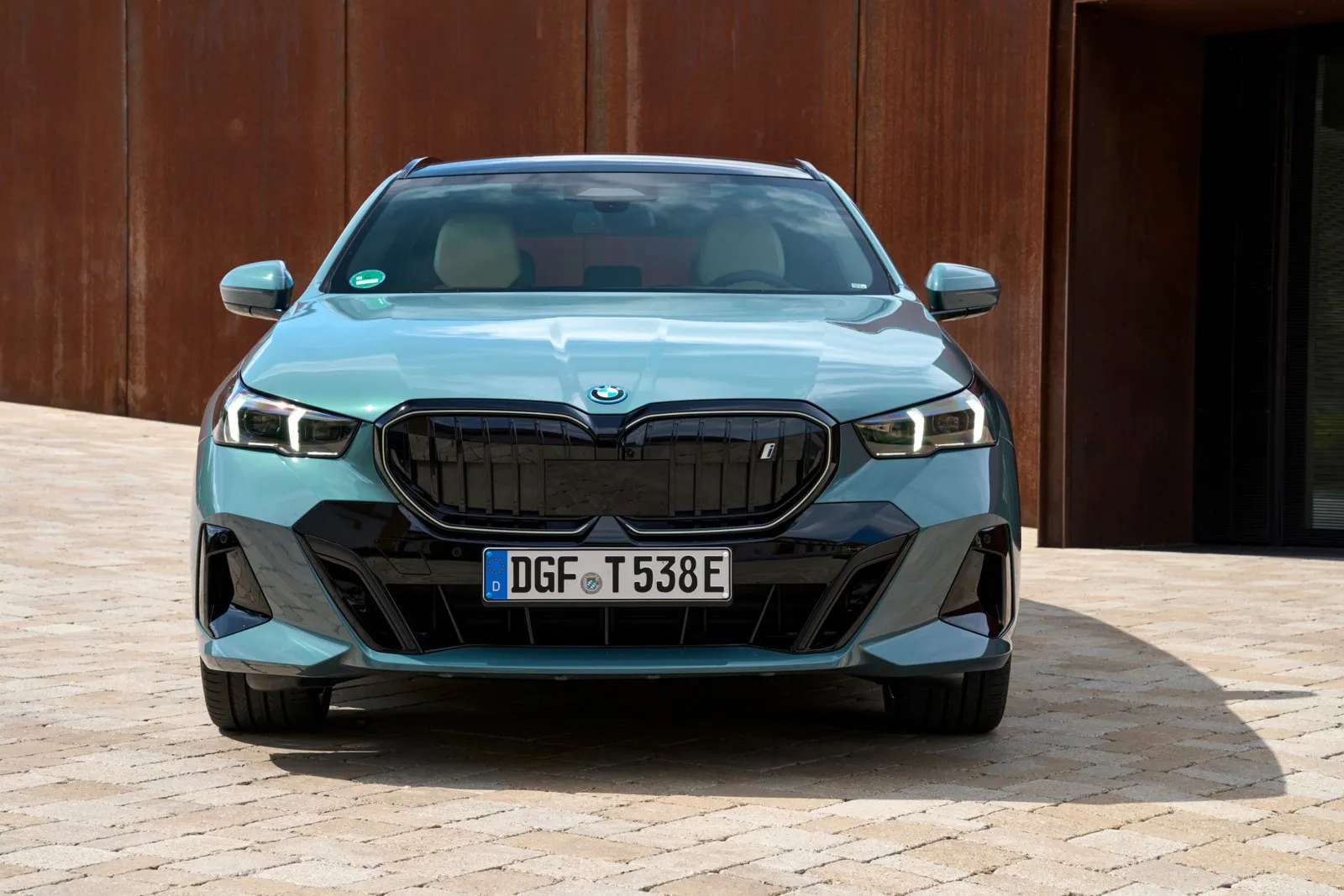 Bei den Stromern stehen zum Marktstart die Basisversion i5 eDrive40 Touring und das Topmodel i5 M60 xDrive Touring ans Netz.