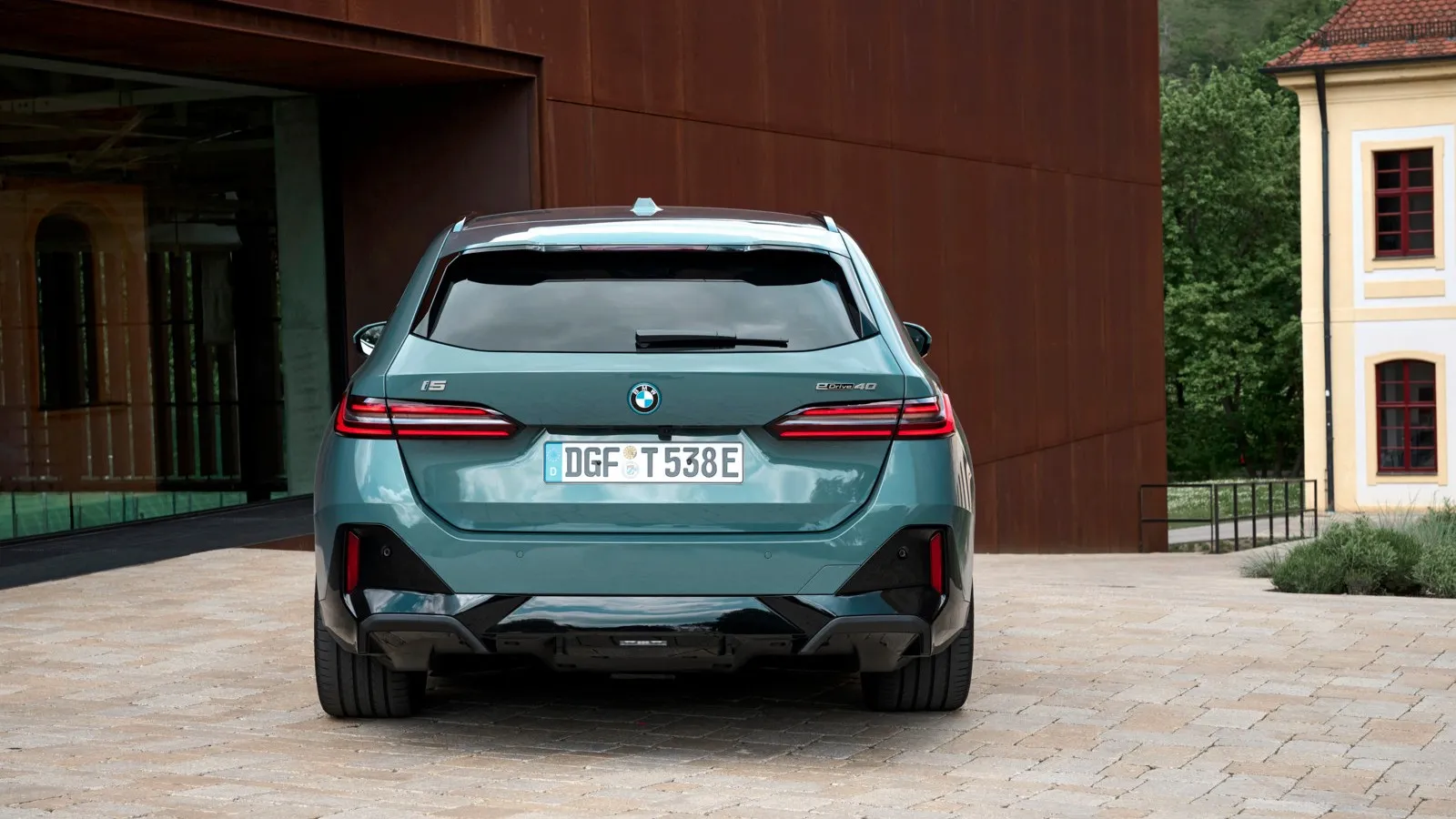 BMWs 5er Baureihe hat nach eigenen Angaben dafür als erster Hersteller in Deutschland die Zulassung vom KBA erhalten. Ansonsten ist der Highway Assist bisher nur in den USA und Kanada zugelassen.