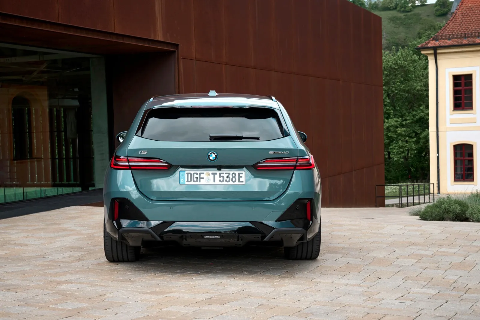 BMWs 5er Baureihe hat nach eigenen Angaben dafür als erster Hersteller in Deutschland die Zulassung vom KBA erhalten. Ansonsten ist der Highway Assist bisher nur in den USA und Kanada zugelassen.