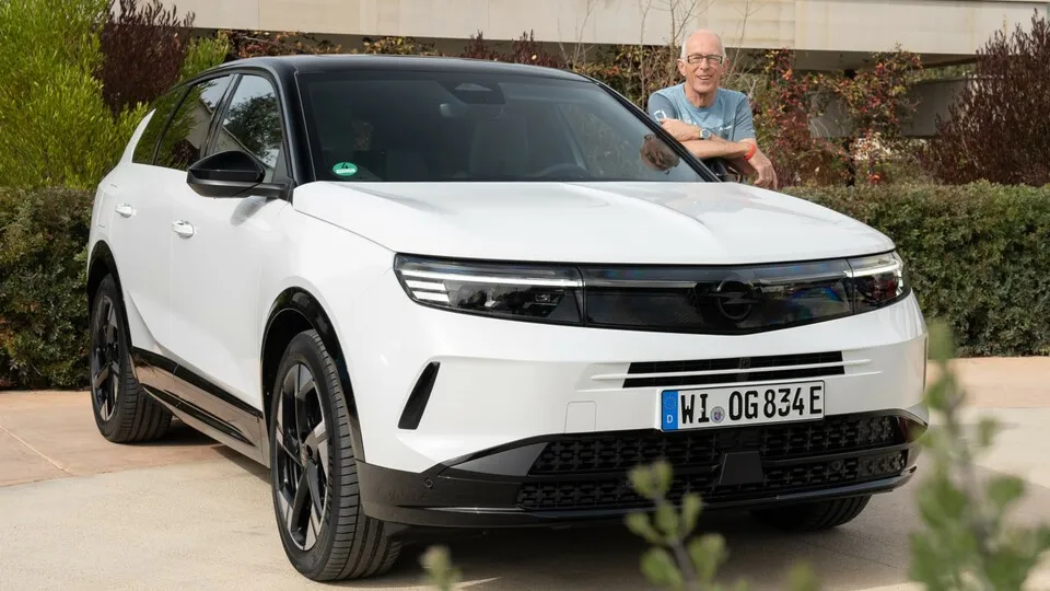 Bis zu 220 km/h leistet der neue Opel Grandland Plug-in-Hybrid.