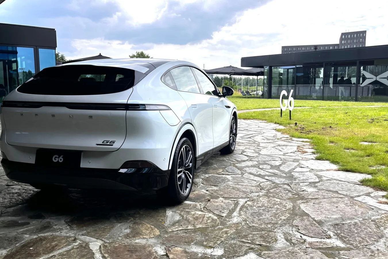 Auch auf dem Heck verläuft eine schmale Rückfahrleuchte von links nach rechts über den gesamte Heckklappe des SUV-Coupés G6.