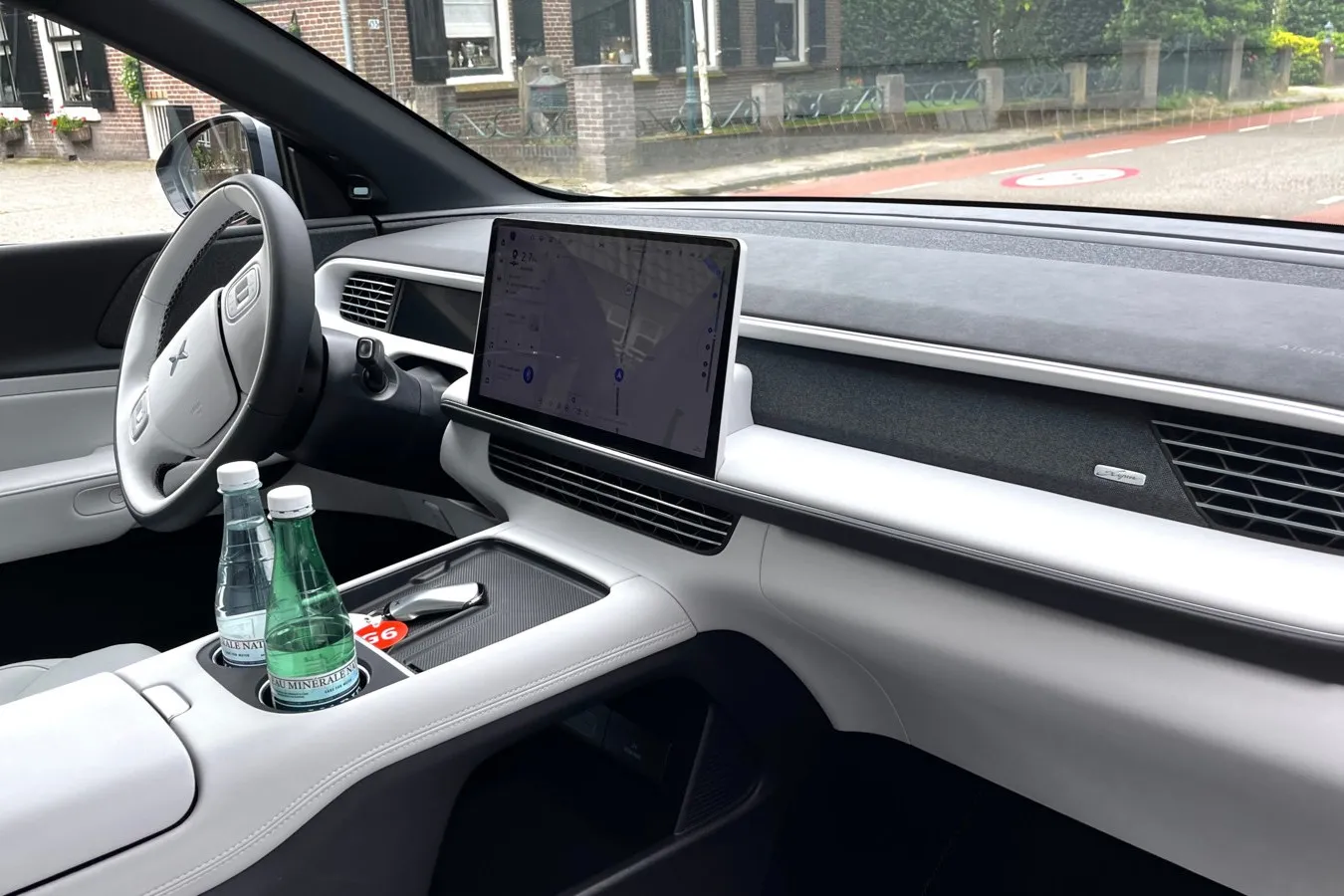 Das Cockpit des G6 ist schlicht gestaltet. Viele Knöpfe und Hebel findet man nicht, zentral ist aber ein Touchscreen.