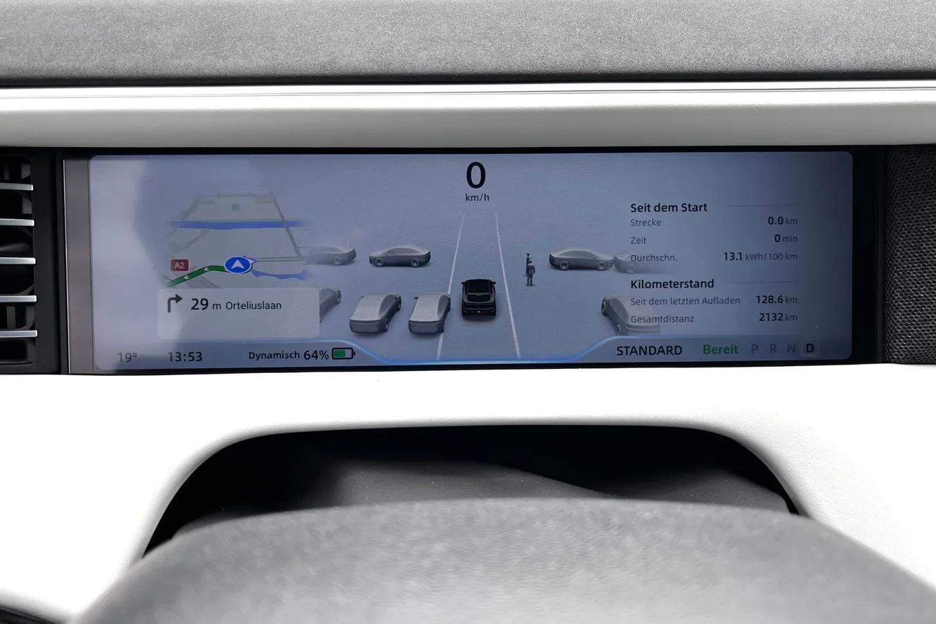 Sicherheit: Das 10,2-Zoll-Display hinter dem Lenkrad zeigt sowohl Fahrzeuge als auch Personen in der unmittelbaren Umgebung an.