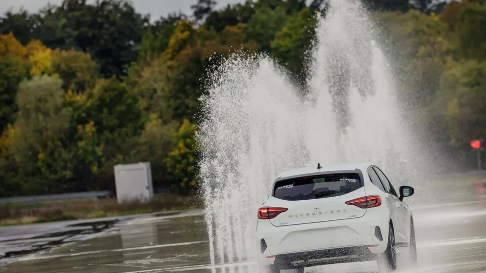 Notmanöver und schwierige Wetterbedingungen erfordern besondere Fahrpraxis: Bei einem Fahrsicherheitstraining lernen Fahrende, wie sie in solchen Situationen richtig reagieren.