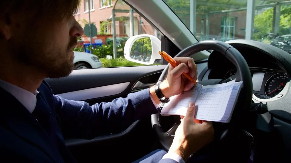 Ein Bußgeld droht bei schlecht geführtem Fahrtenbuch