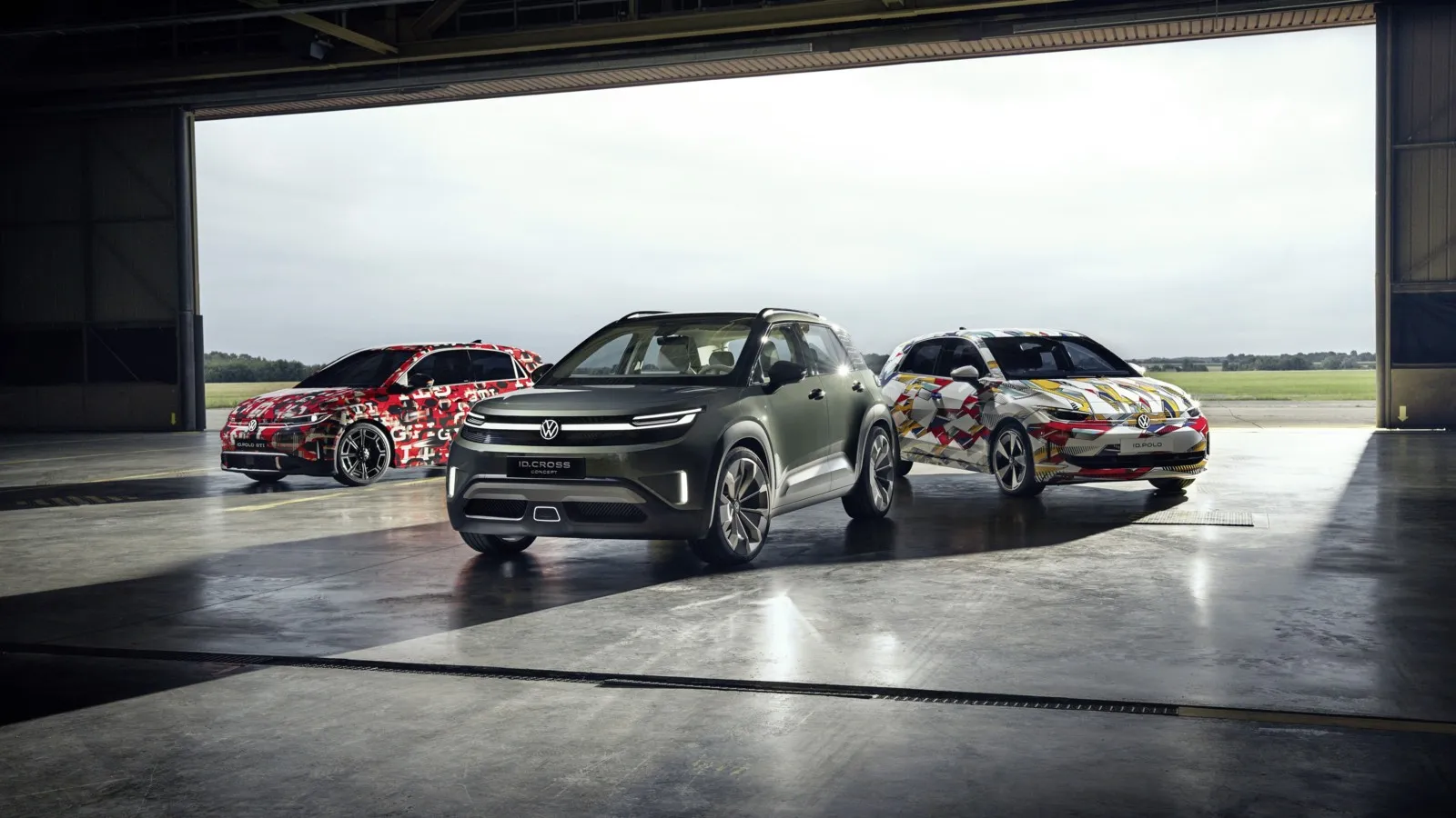 VW zeigt auf der IAA zwei Varianten des kommenden ID. Polo sowie den ID. Cross (bildmitte).