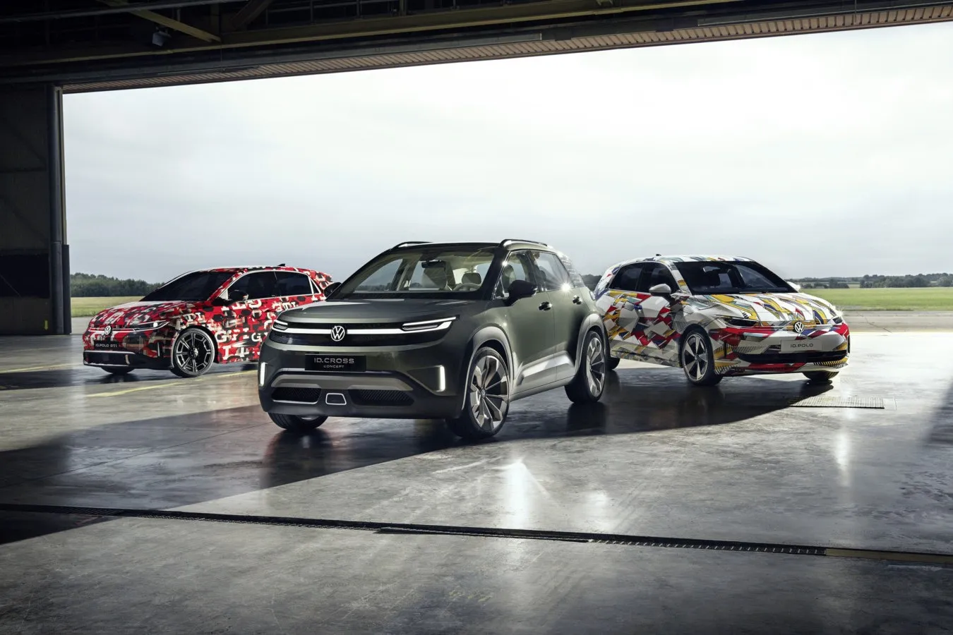VW zeigt auf der IAA zwei Varianten des kommenden ID. Polo sowie den ID. Cross (bildmitte).