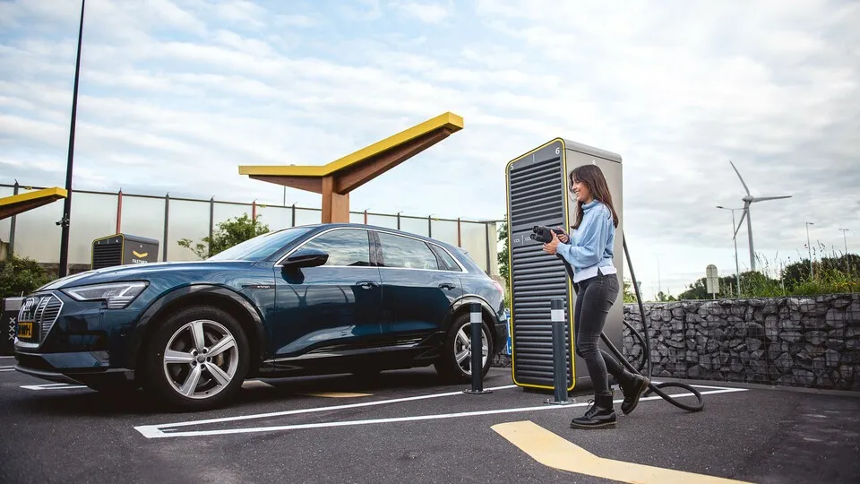 Wenn 34,4 Millionen E-Autos in Europa fahren sollen, müssen sieben Millionen Ladepunkte her: Der Branchenverband ACEA warnt.