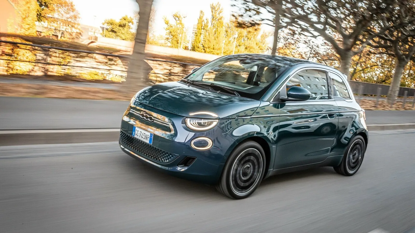 Platz 11 mit 34,3 Prozent Händlereinkaufswert: der elektrische Fiat 500 Action.