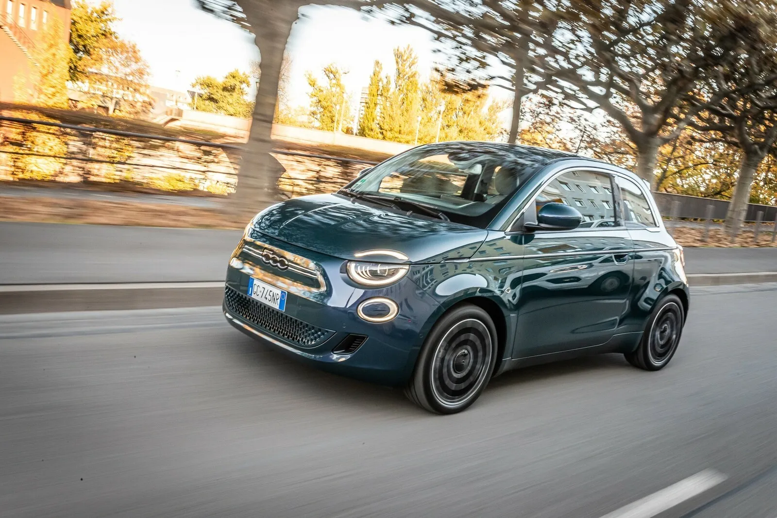 Platz 11 mit 34,3 Prozent Händlereinkaufswert: der elektrische Fiat 500 Action.