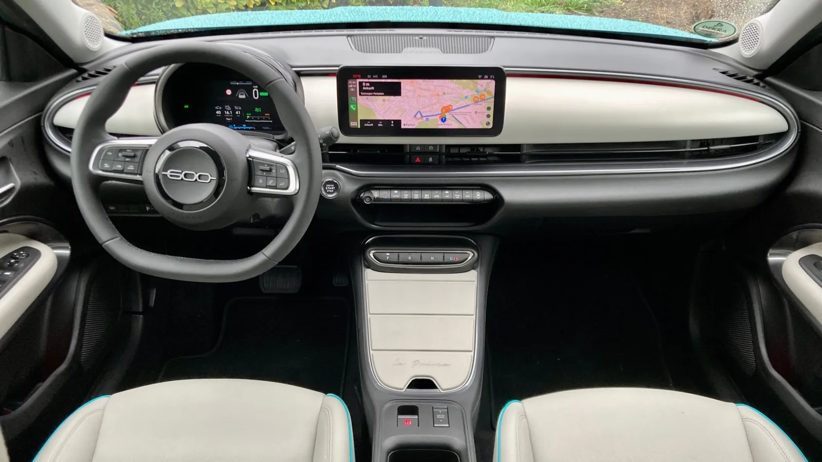 7-Zoll-Digitalinstrumente und der 10,25-Zoll-Touchscreen sind immer Serie im 600e, im schicken Cockpit findet sich allerdings viel Hartplastik,