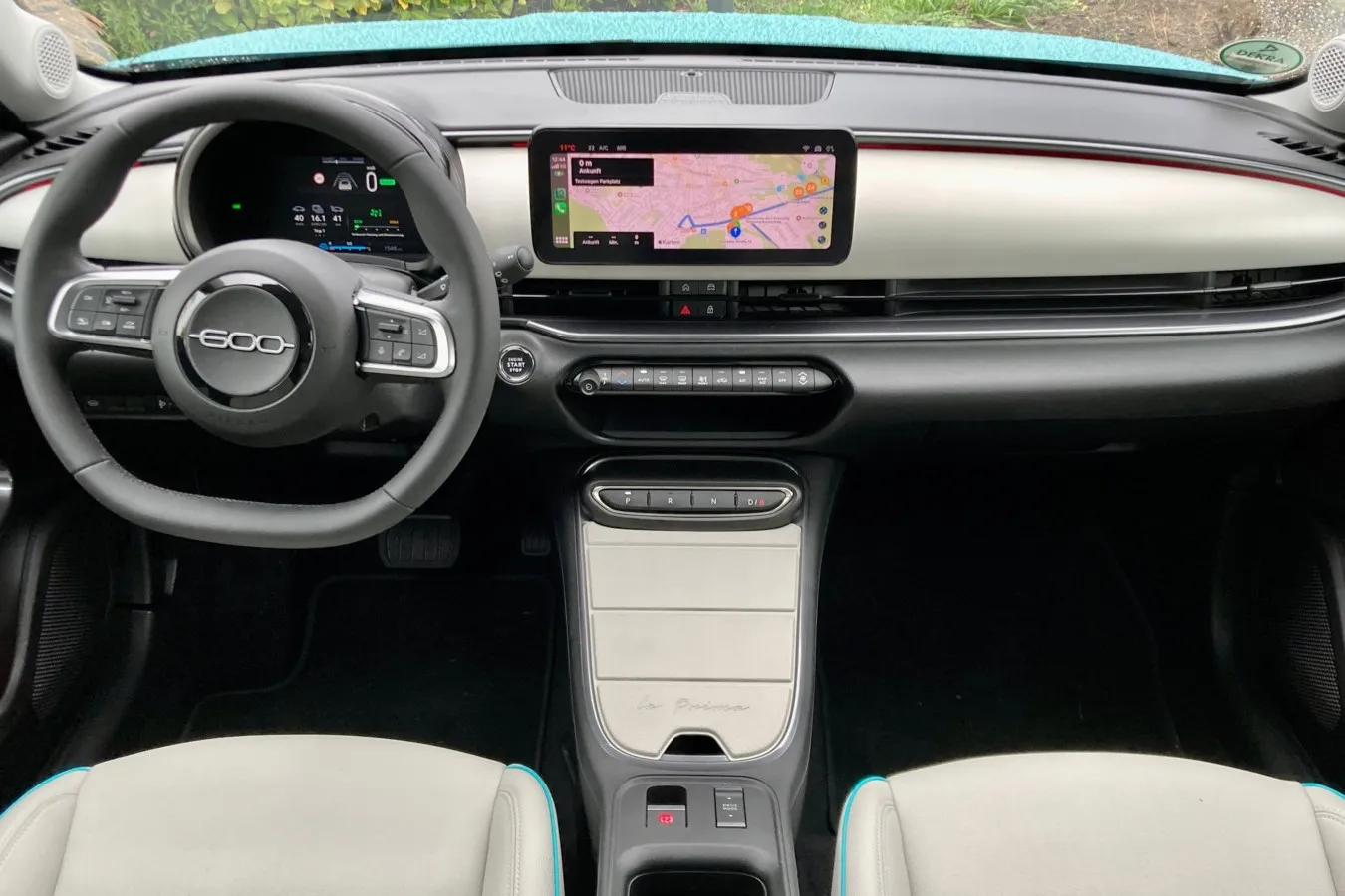7-Zoll-Digitalinstrumente und der 10,25-Zoll-Touchscreen sind immer Serie im 600e, im schicken Cockpit findet sich allerdings viel Hartplastik,
