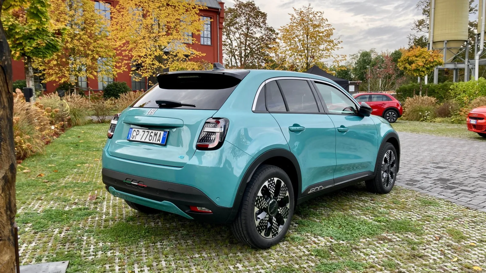Das Heck des 600e erinnert an Fiats weiter angebotenes kleines SUV 500 X, emotionales Feature ist die Italien-Flagge in der Heckschürze.