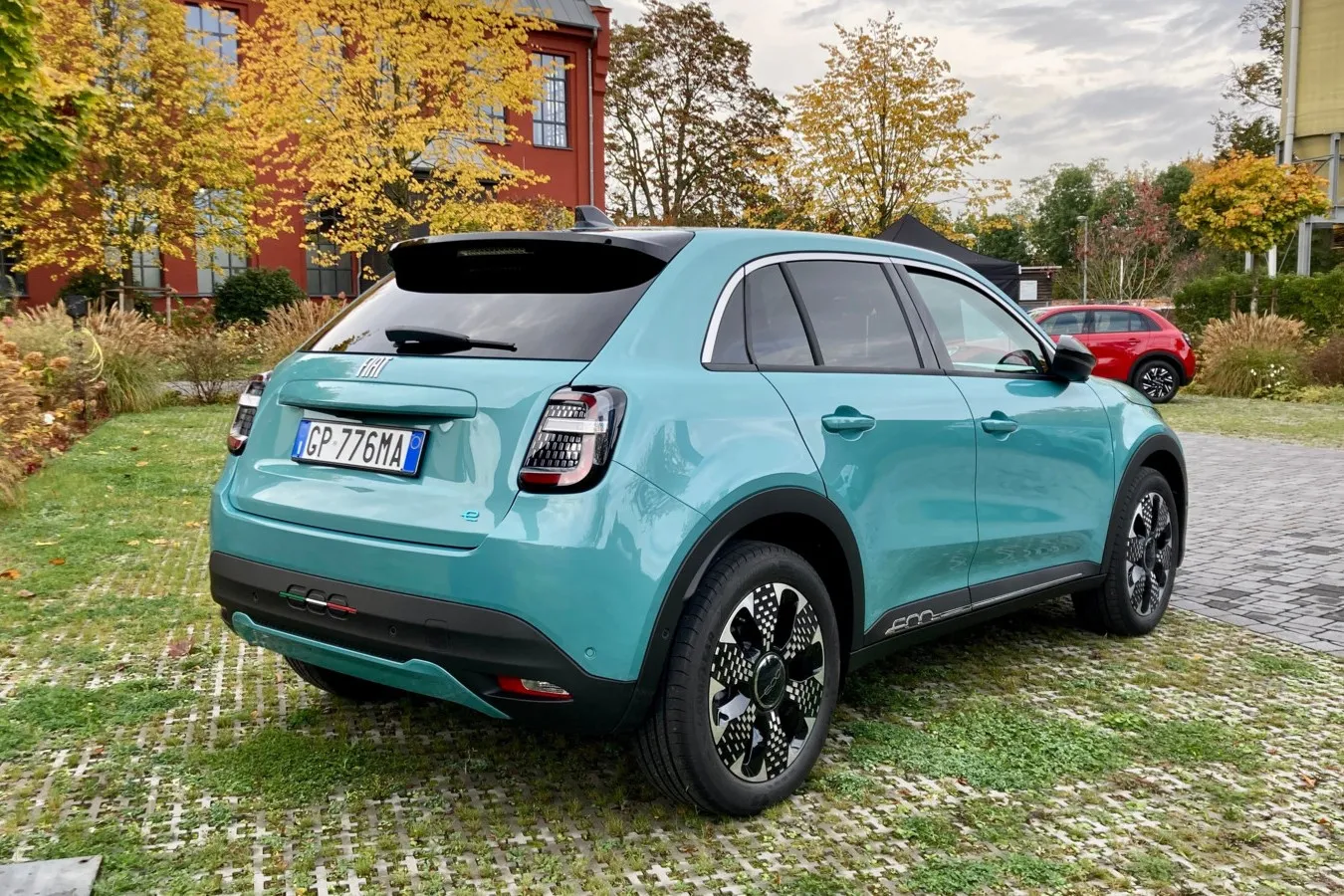 Das Heck des 600e erinnert an Fiats weiter angebotenes kleines SUV 500 X, emotionales Feature ist die Italien-Flagge in der Heckschürze.