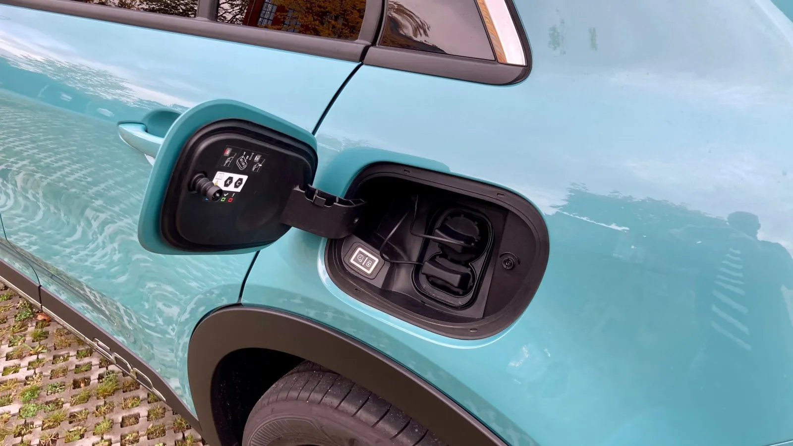 An der AC-Säule lässt sich der Fiat 600e mit 11 kW laden, an der Schnellladesäule mit maximal 100 kW.