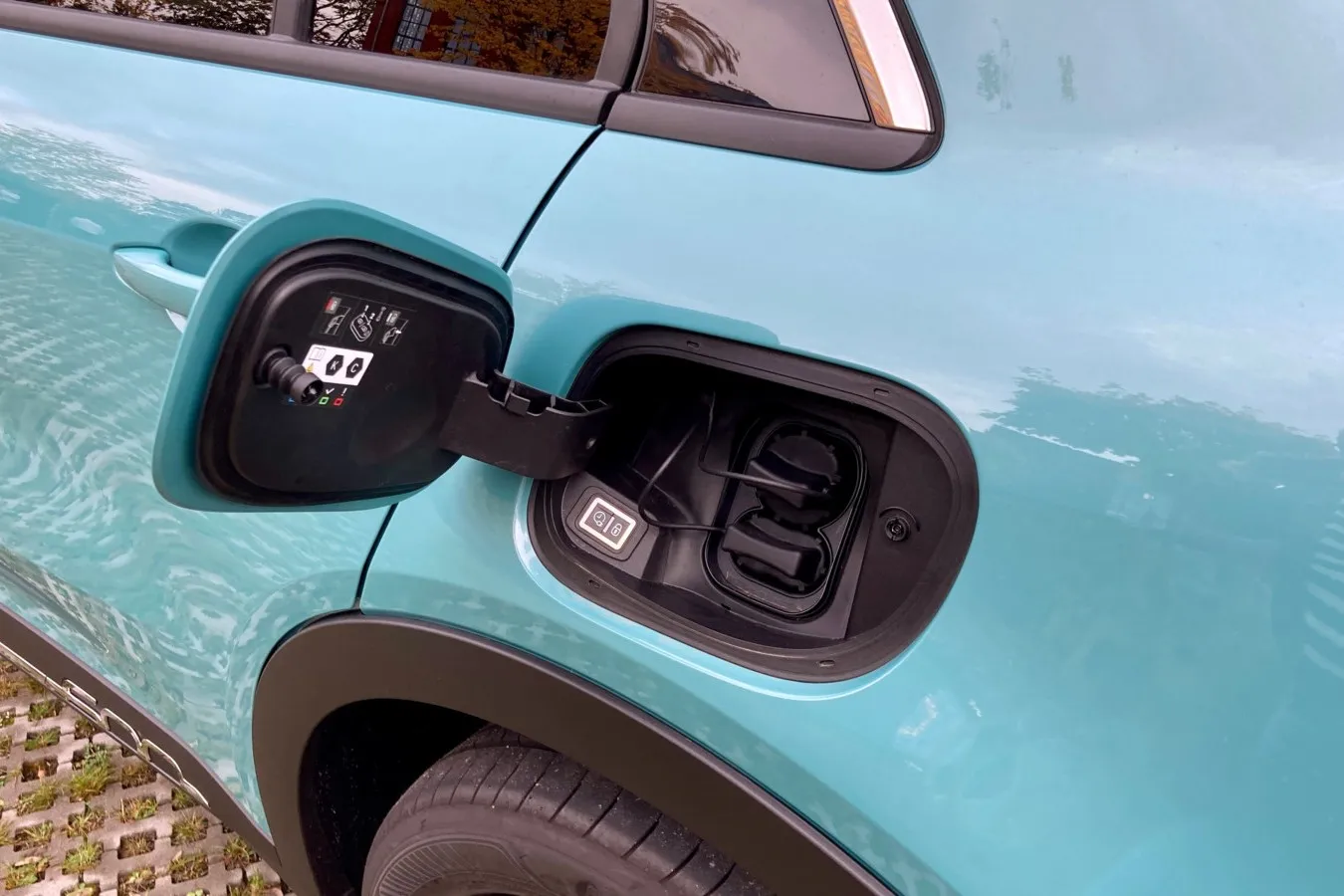 An der AC-Säule lässt sich der Fiat 600e mit 11 kW laden, an der Schnellladesäule mit maximal 100 kW.