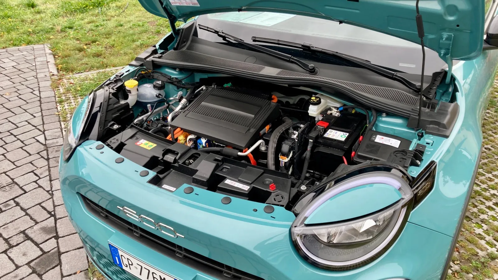 Unter der Motorhaube sitzt der Motor. Was eigentlich keinerlei Erwähnung wert ist, ist es bei Elektroautos doch: Denn ein zusätzliches Gepäckfach vorn (Frunk) spendiert Fiat seinem kleinen elektrischen Crossover nicht.