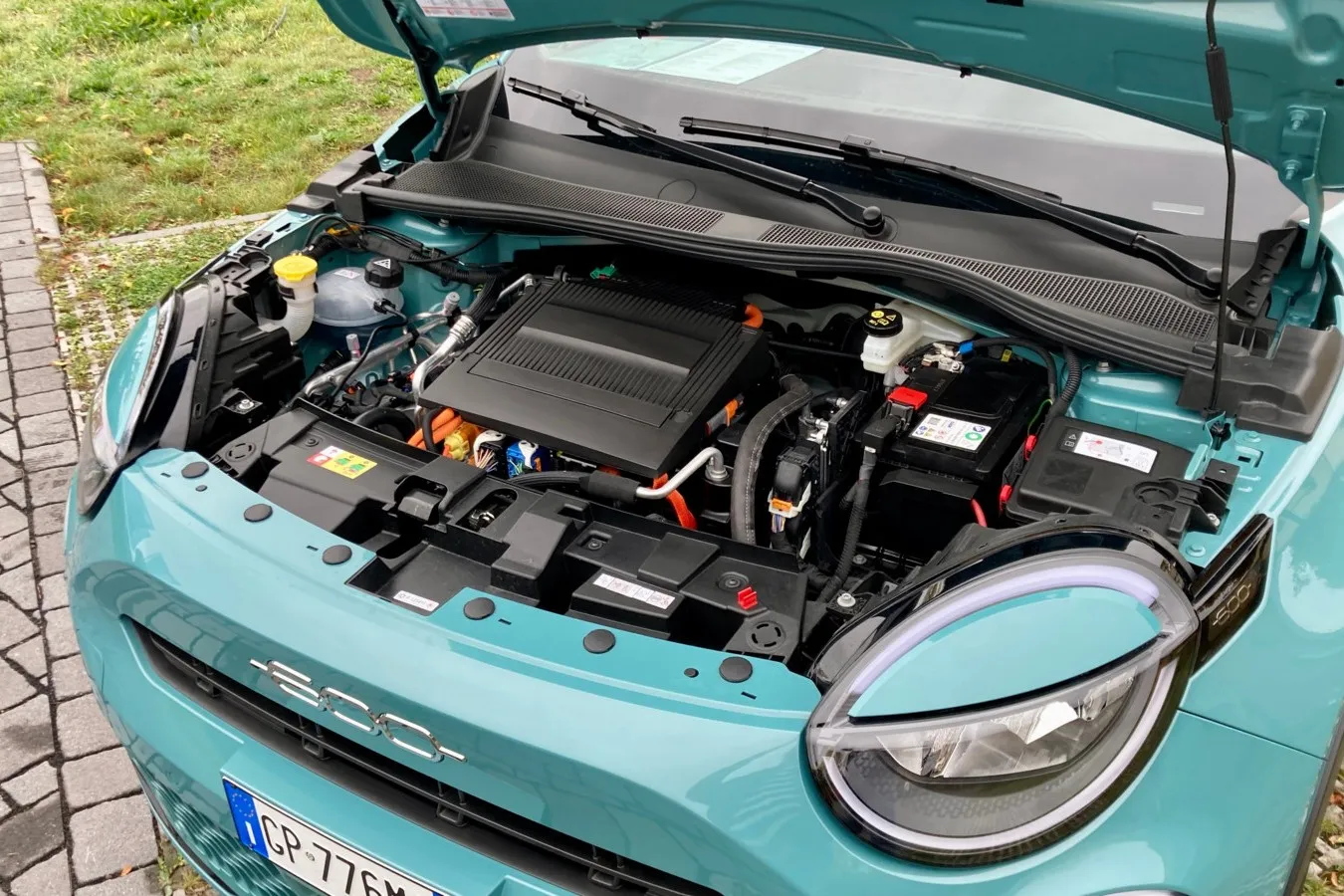 Unter der Motorhaube sitzt der Motor. Was eigentlich keinerlei Erwähnung wert ist, ist es bei Elektroautos doch: Denn ein zusätzliches Gepäckfach vorn (Frunk) spendiert Fiat seinem kleinen elektrischen Crossover nicht.