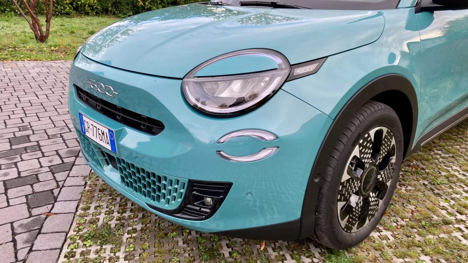 Knuffiges Frontdesign, das an den Fiat 500e erinnert.