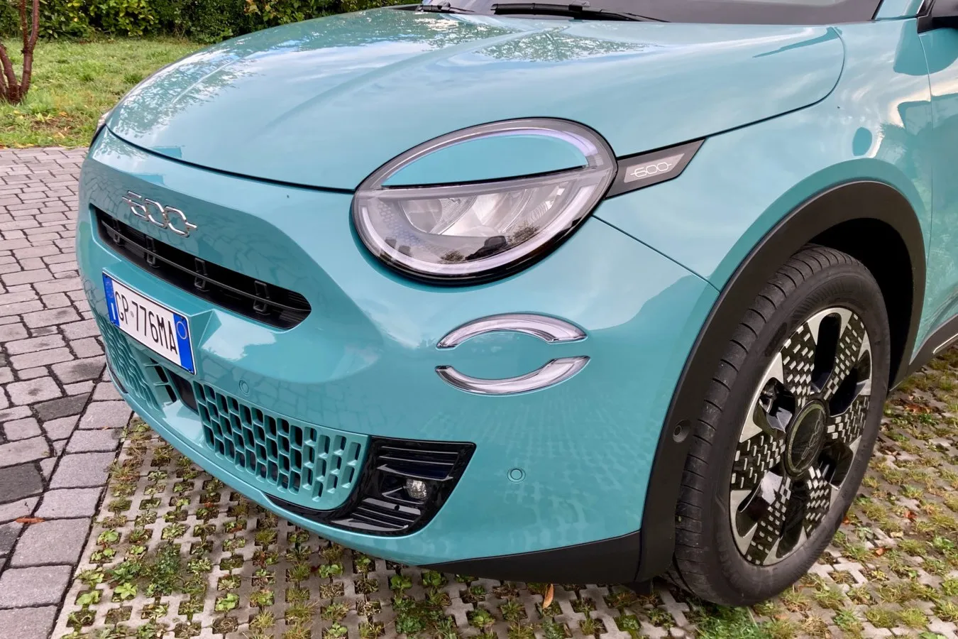 Knuffiges Frontdesign, das an den Fiat 500e erinnert.