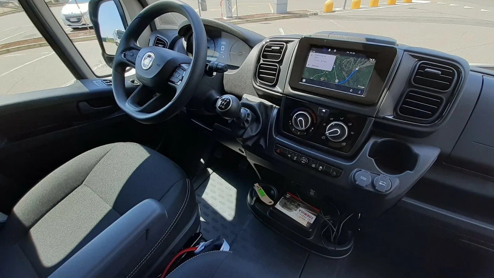 Moderneres Ducato-Cockpit mit kleinerem, griffigem Lenkrad, jetzt bis zu 10 Zoll großer Touchscreen.