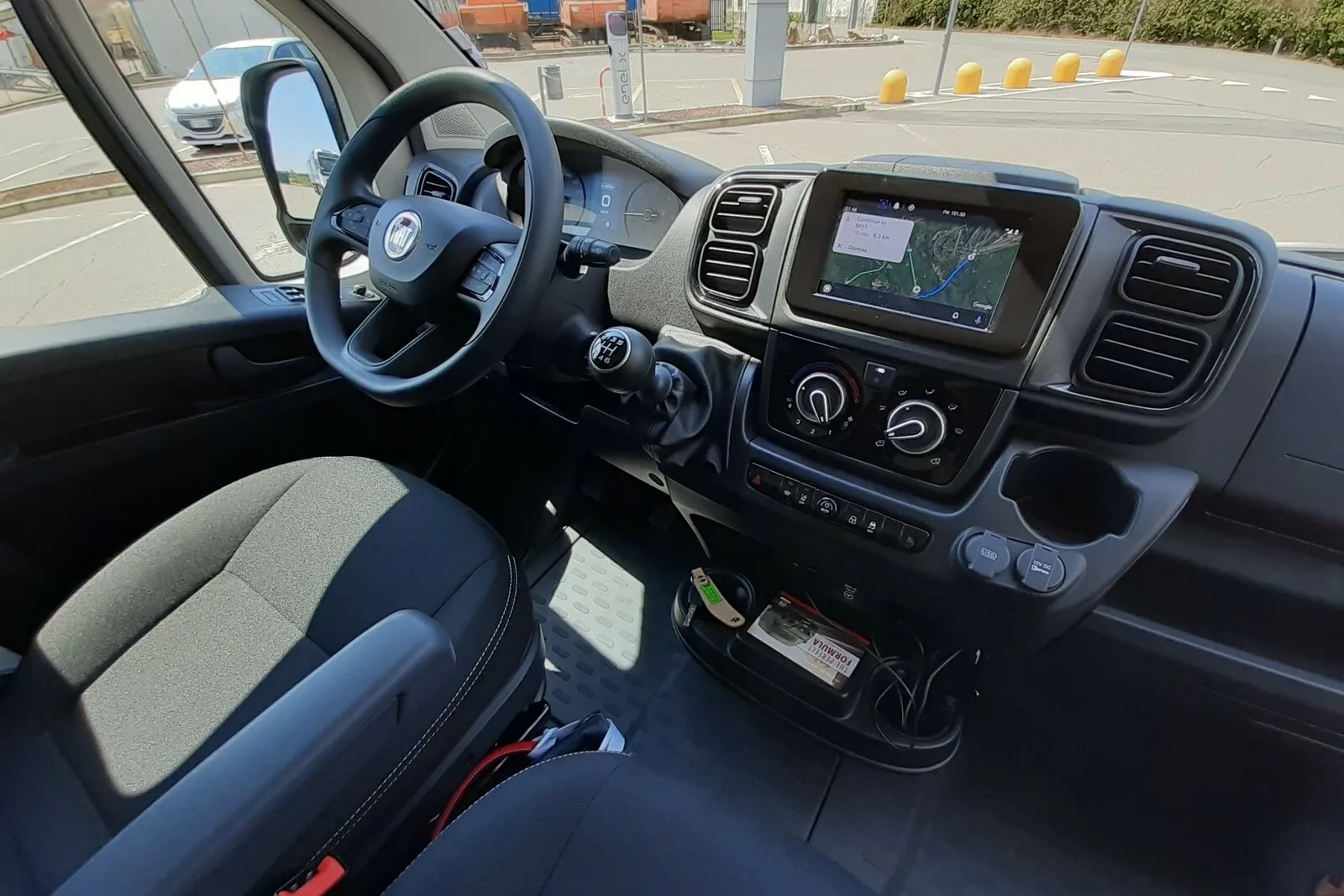 Moderneres Ducato-Cockpit mit kleinerem, griffigem Lenkrad, jetzt bis zu 10 Zoll großer Touchscreen.
