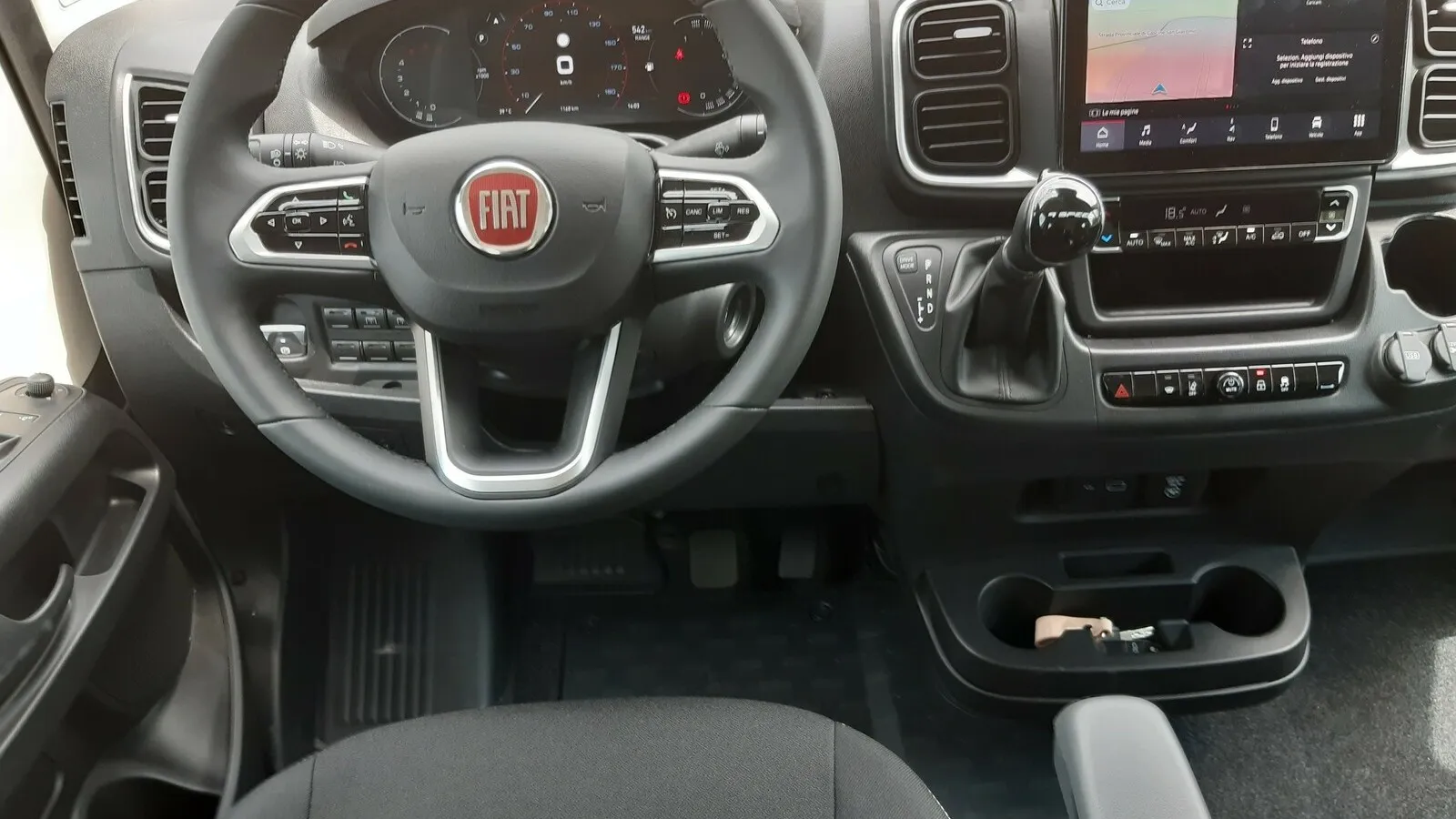 Neue Infotainment-Topversion mit 10-Zoll-Display und integriertem Navigationssystem im überarbeiteten Ducato-Cockpit.
