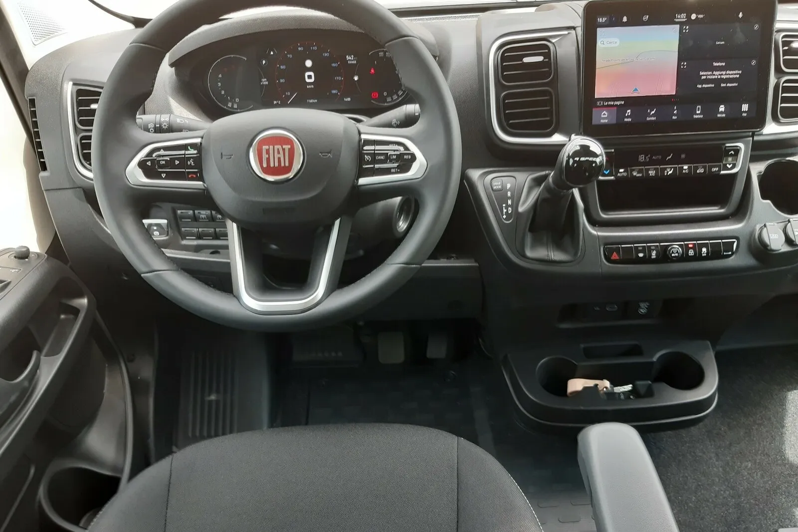 Neue Infotainment-Topversion mit 10-Zoll-Display und integriertem Navigationssystem im überarbeiteten Ducato-Cockpit.