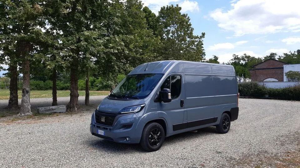 Erkennungsmerkmal des gelifteten Ducato ist der neue Fiat-Schriftzug. LED-Tagfahrlicht oder Voll-LED-Scheinwerfer sind optional erhältlich.