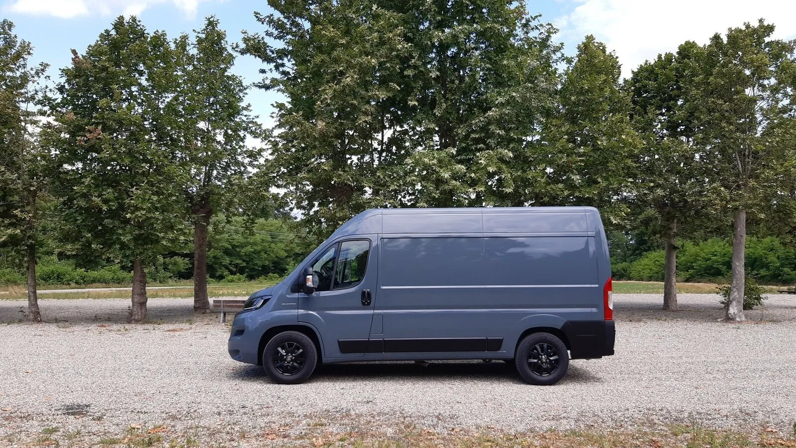 Der Fiat Ducato in der meistverkauften Variante als verblechter Kastenwagen.
