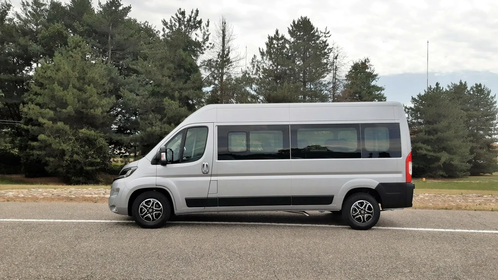 Der Fiat Ducato als Shuttlefahrzeug in der Kombi-/Minibus-Version.