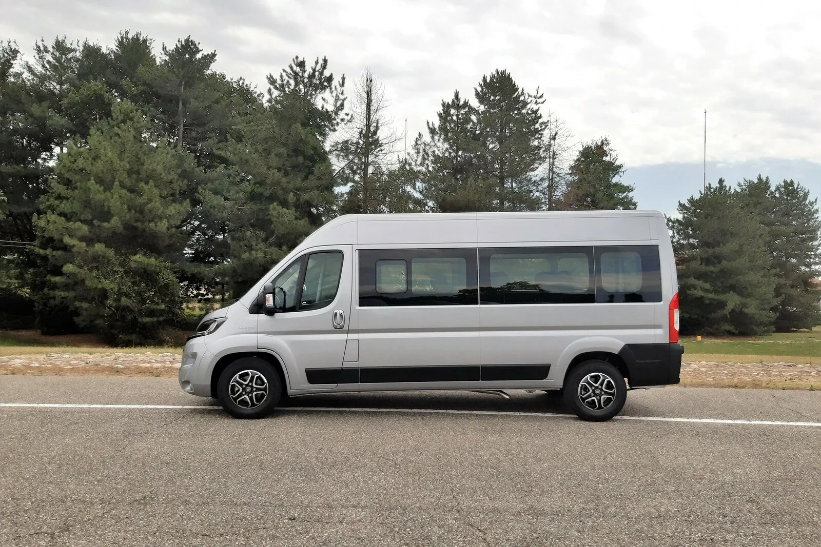 Der Fiat Ducato als Shuttlefahrzeug in der Kombi-/Minibus-Version.