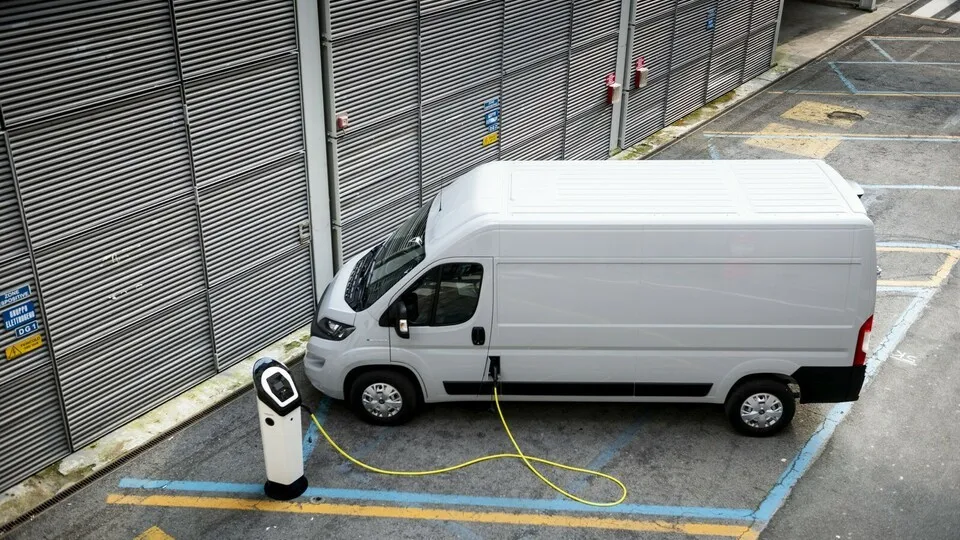 Fiat bietet seinen Transporter-Bestseller Ducato ab sofort auch als Elektrovariante an.