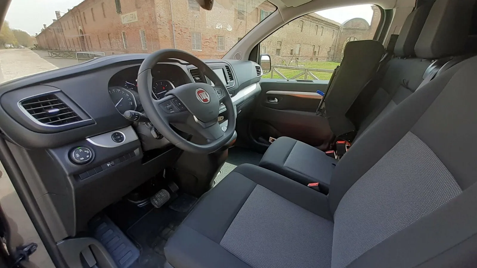 Einen hochklappbaren Beifahrersitz gibt es im Fiat Scudo auf Wunsch.