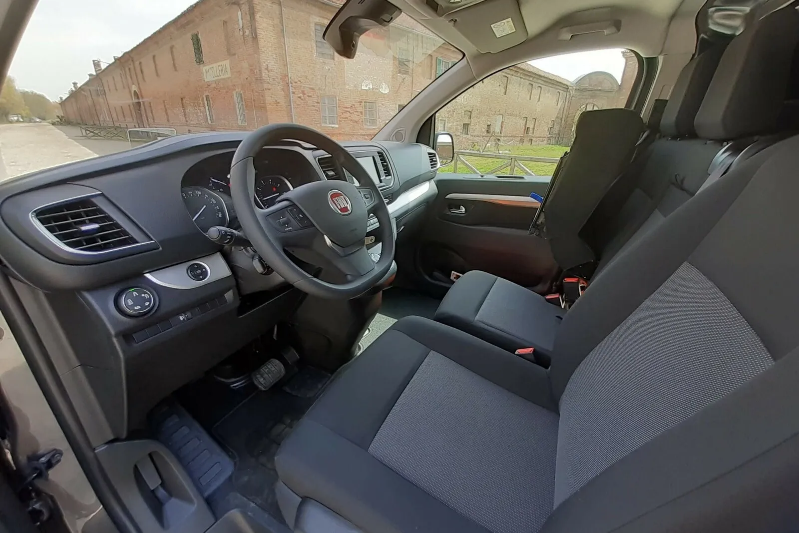Einen hochklappbaren Beifahrersitz gibt es im Fiat Scudo auf Wunsch.