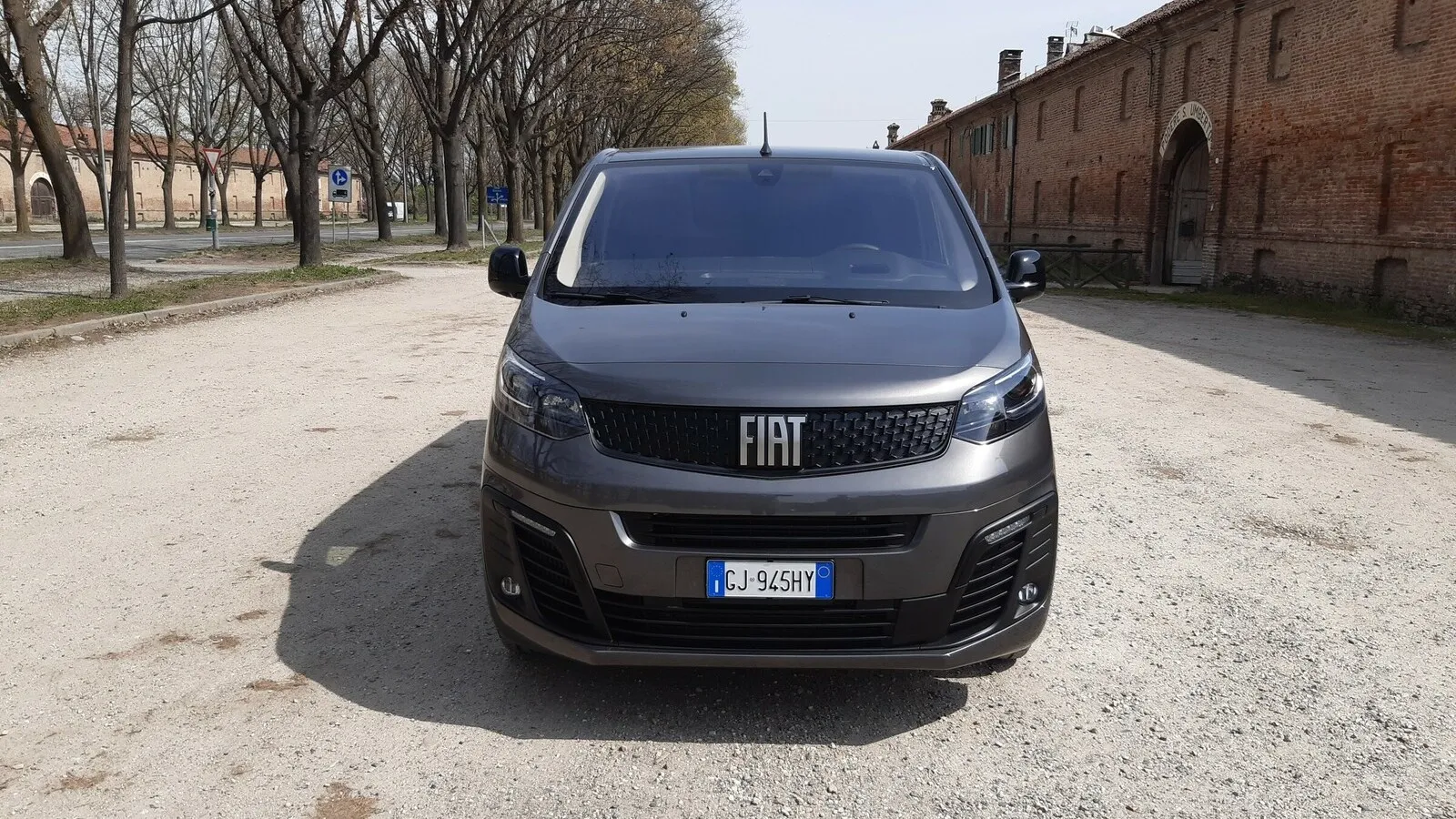 Die Front des Fiat Scudo ist nahezu identisch mit der des E-Ulysse.