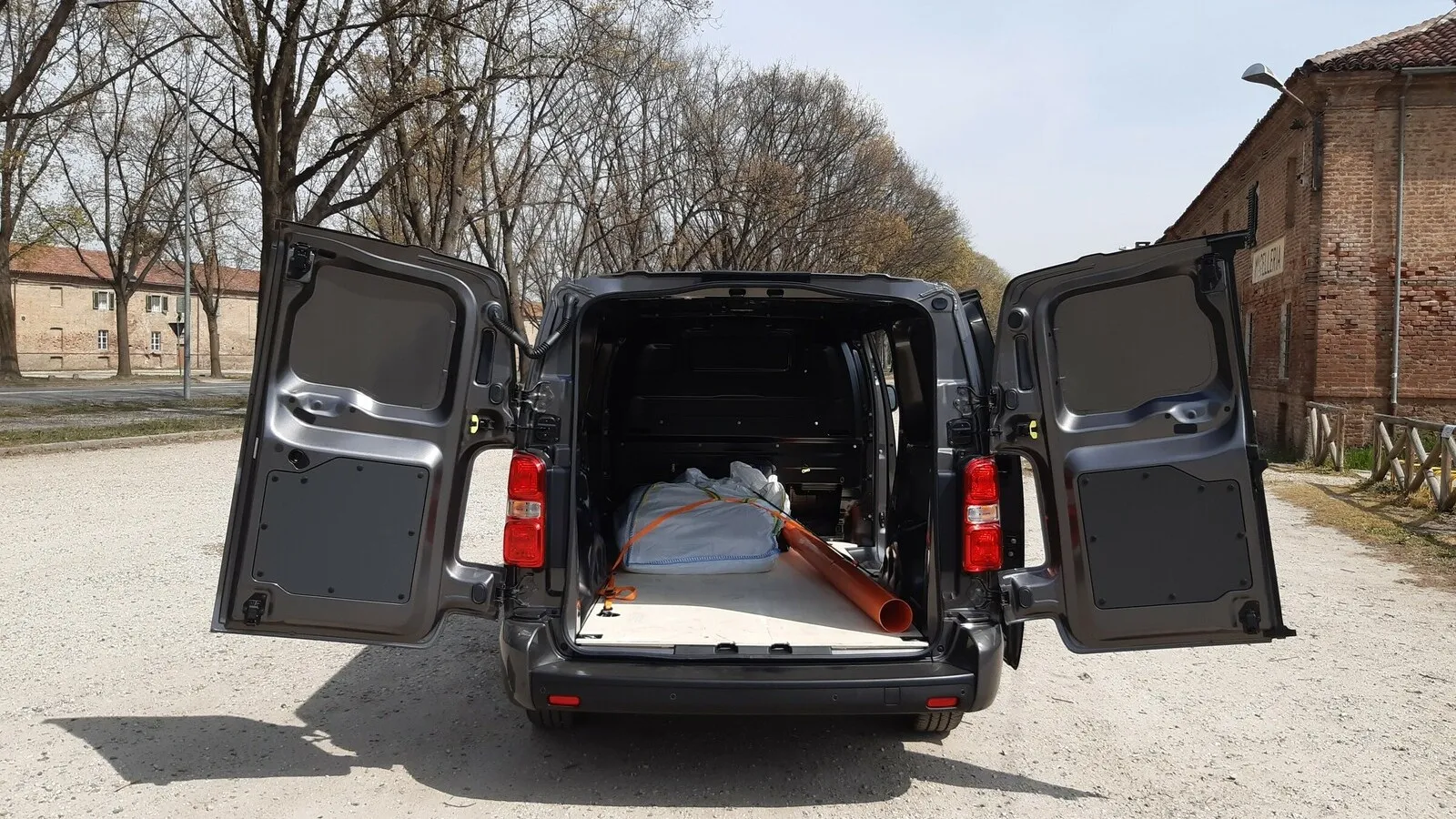 Die beiden Heckflügeltüren von Fiats neuestem Transporter öffnen extrem weit.