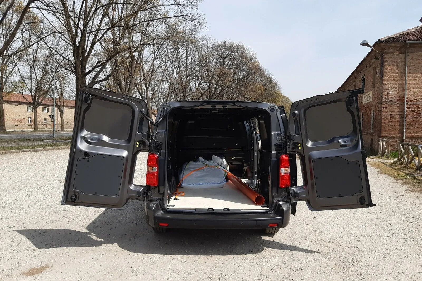 Die beiden Heckflügeltüren von Fiats neuestem Transporter öffnen extrem weit.