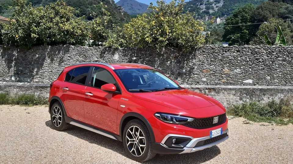 Den Tipo Hybrid (hier als Cross-Version) gibt es als 4,37 Meter lange Schräghecklimousine und als 20 Zentimeter längeren Kombi.