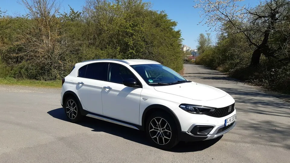 Der Fiat Tipo Cross kommt serienmäßig mit vier Zentimeter mehr Bodenfreiheit, Kunststoffbeplankung und Dachreling.