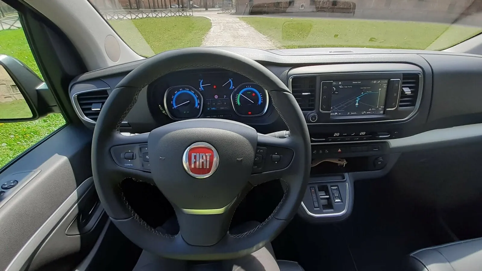 Aufgeräumtes Cockpit, aber kleiner Touchscreen im Fiat E-Ulysse.