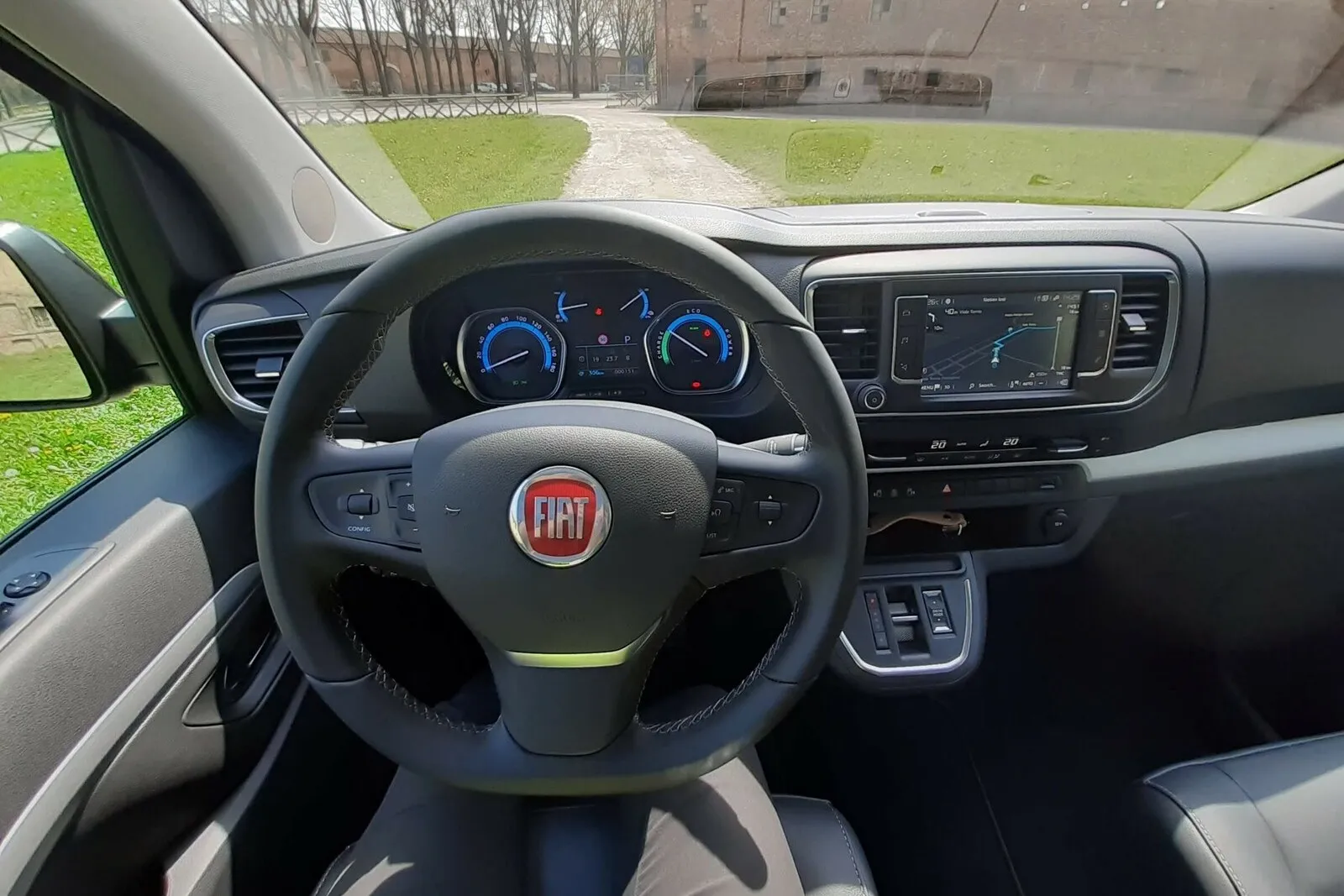Aufgeräumtes Cockpit, aber kleiner Touchscreen im Fiat E-Ulysse.