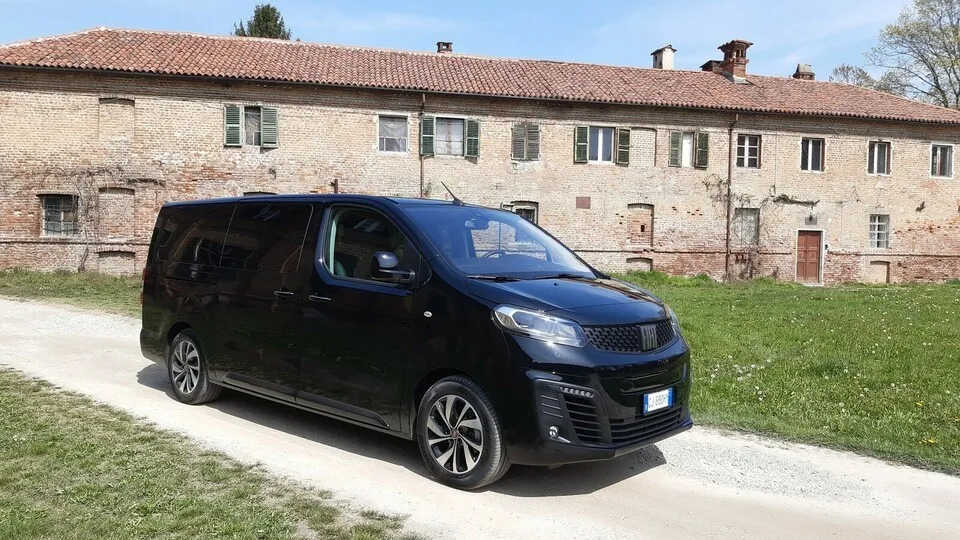 Der Fiat E-Ulysse kommt als 4,96 und 5,31 Meter langer Großraumvan.
