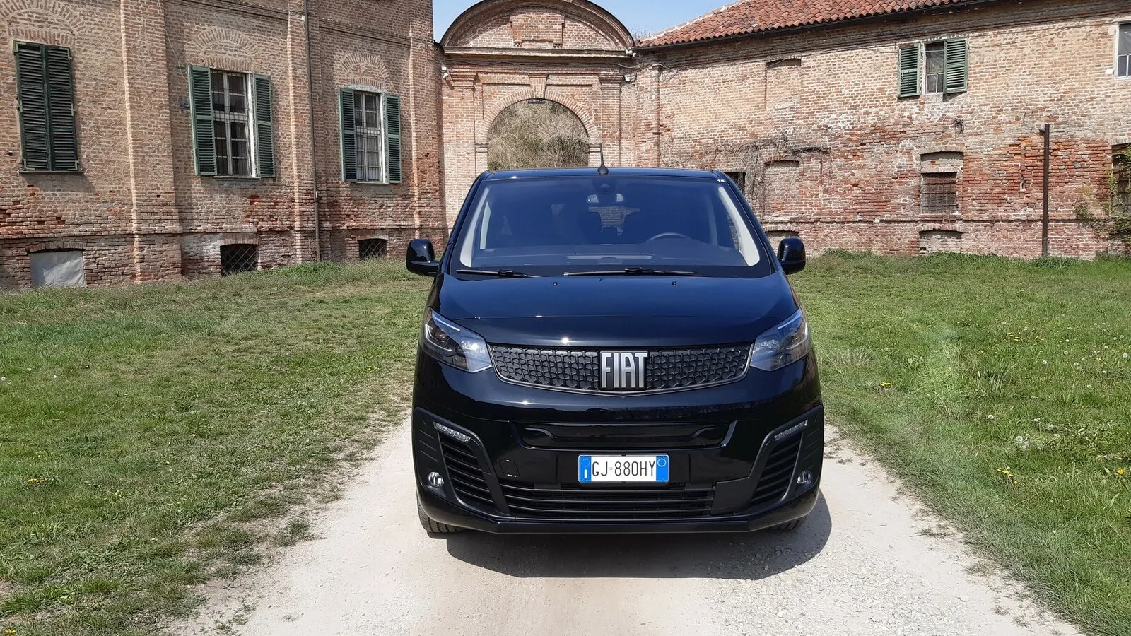 Optisch unterscheidet sich der Elektrovan von Fiat kaum von seinen nahezu baugleichen Stellantis-Geschwistern.