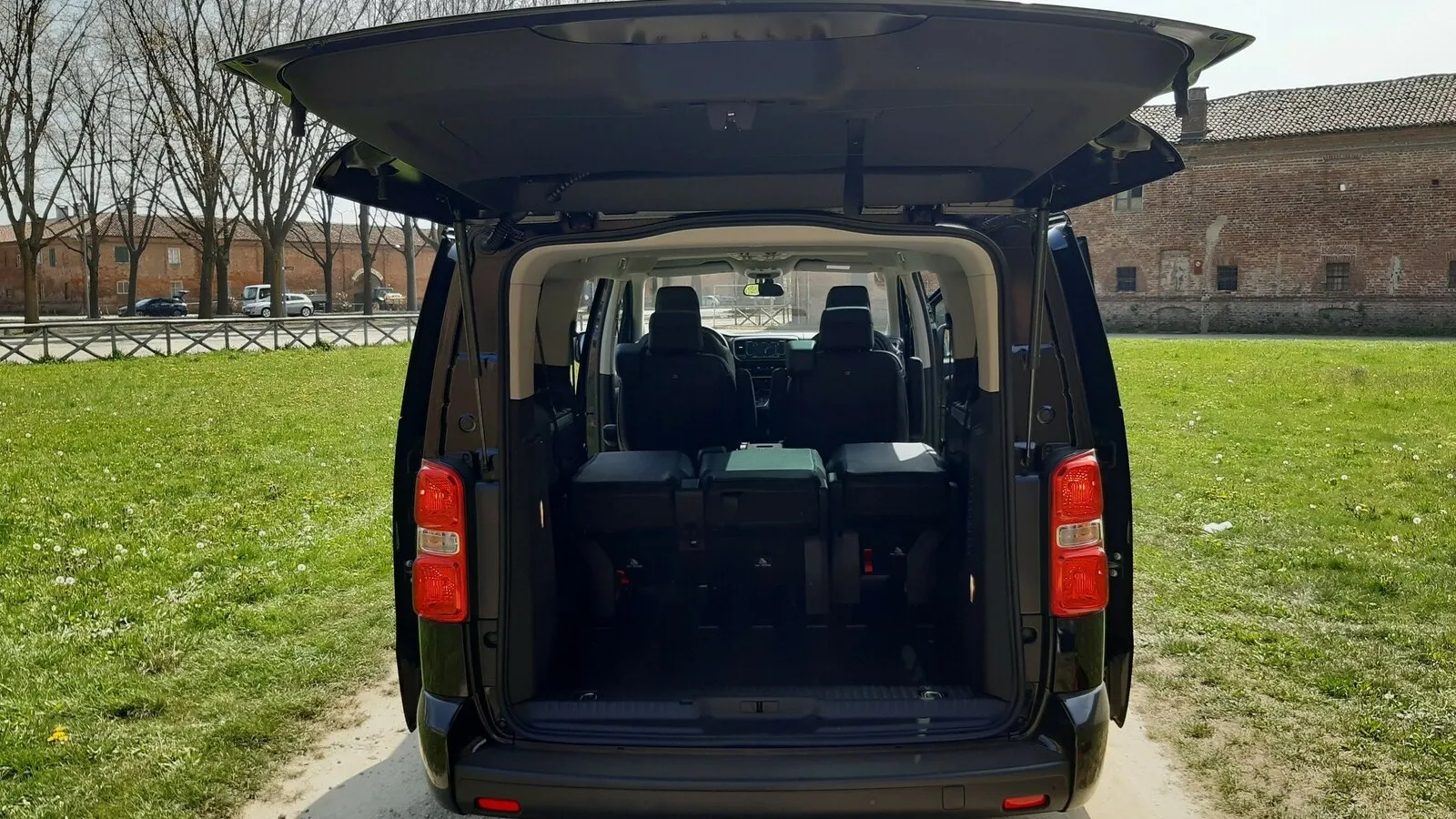 Riesige Heckklappe im Fiat E-Ulysse, aber 1,80 Meter große Personen können nicht aufrecht darunter stehen.