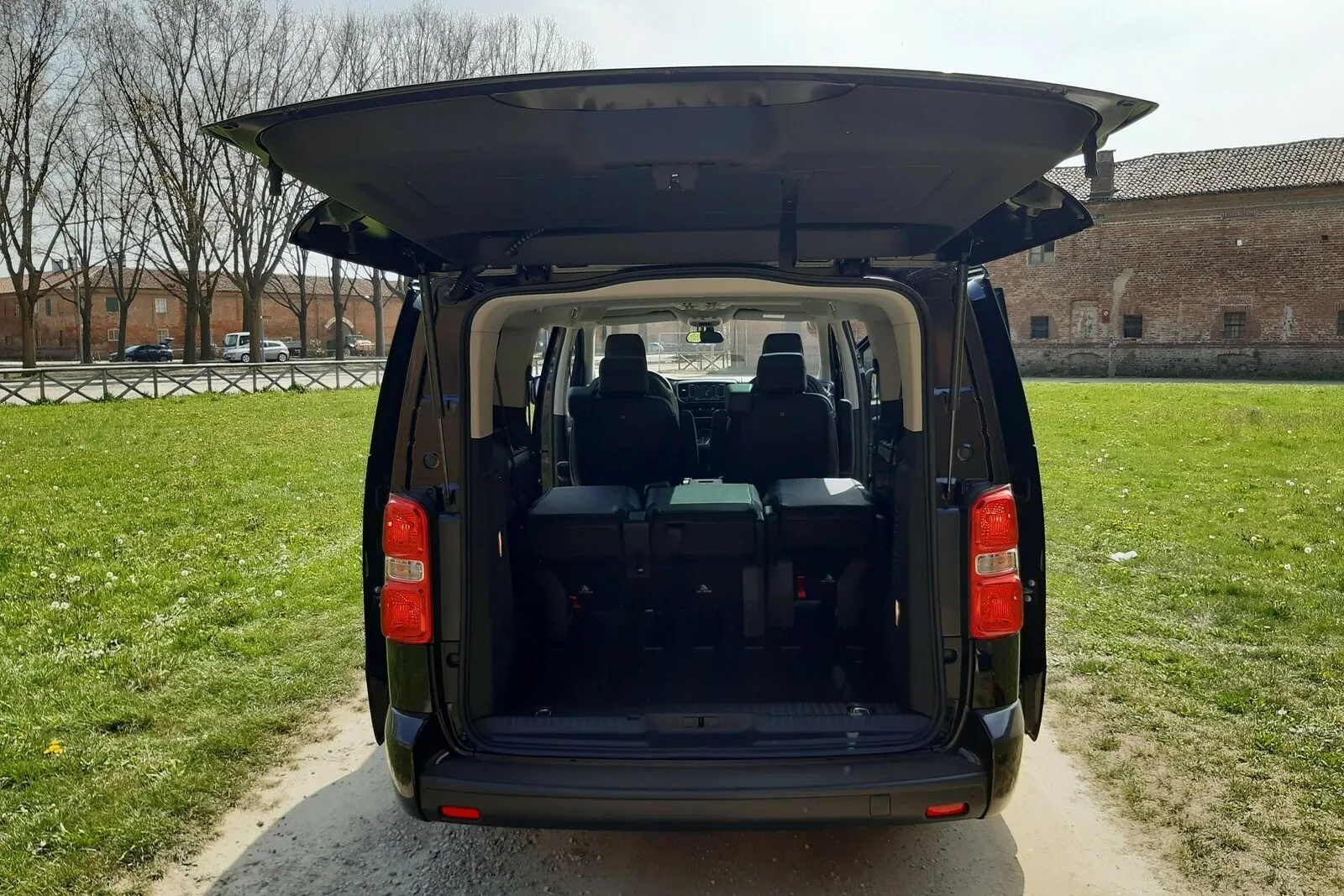 Riesige Heckklappe im Fiat E-Ulysse, aber 1,80 Meter große Personen können nicht aufrecht darunter stehen.
