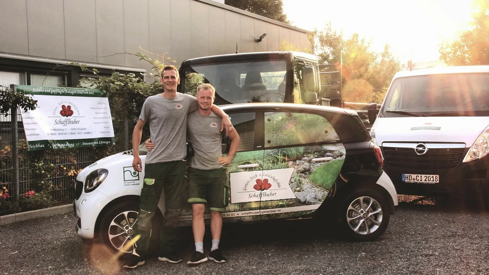 Andreas Schafflhuber (l.), hier mit einem seiner Mitarbeiter, setzt auf mehr Fuhrpark-Effizienz durch Fahrzeugorting in Echtzeit.